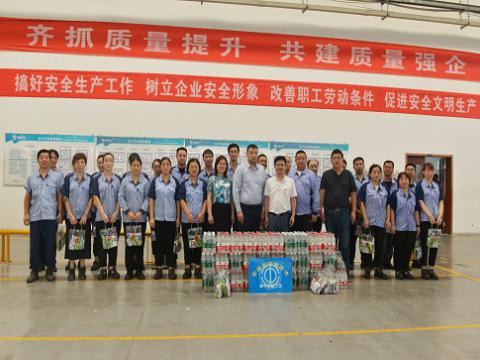 炎炎夏日，，，，，，，市总工会送清凉，，，，，，，丝丝关爱暖人心